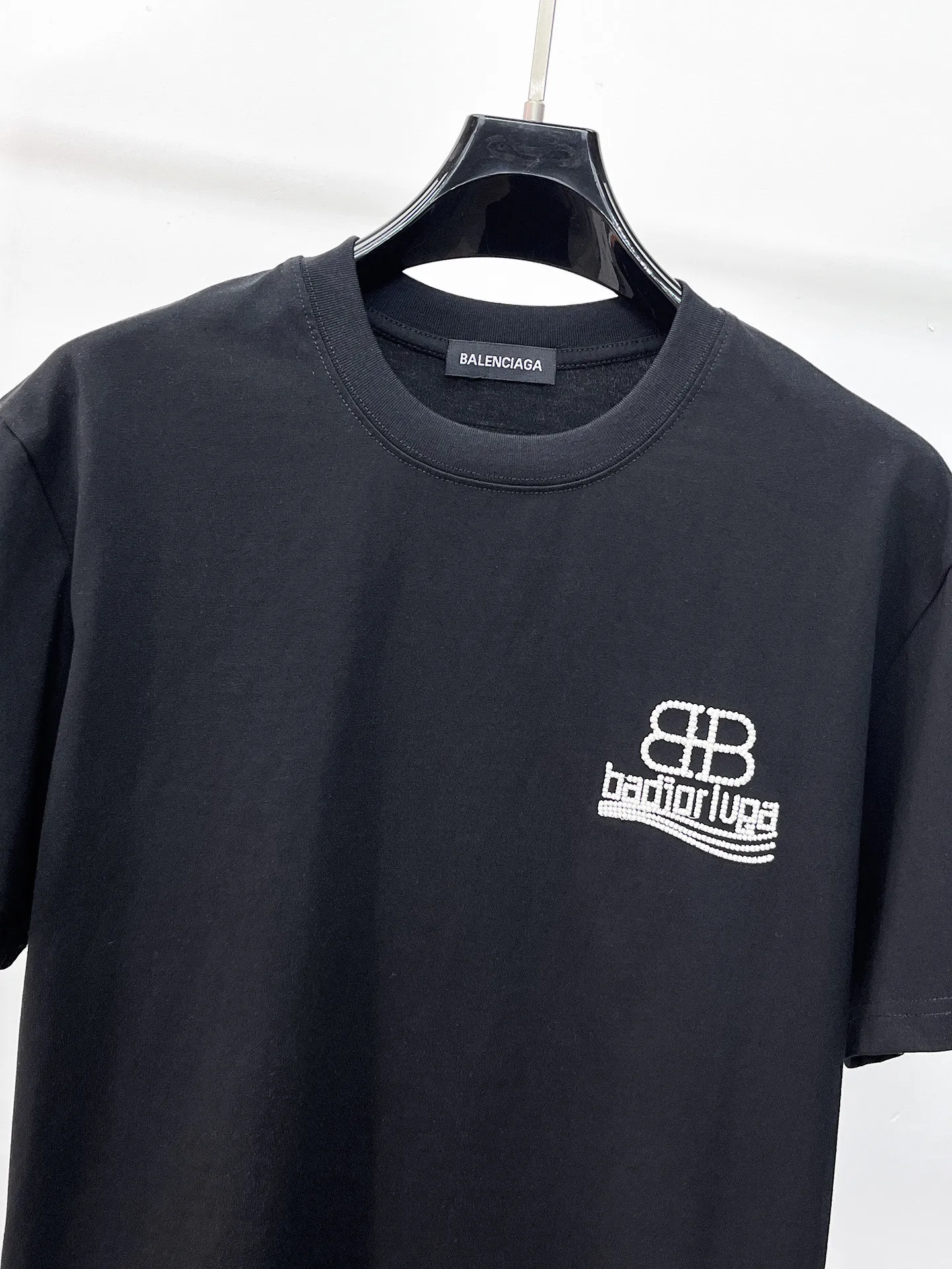 Balenciaga's high-end top-quality products 🐮2026 Spring and Summer New Arrival first counter, the latest New Arrival short-sleeved round neck T-shirt, Premium customized design, avant-garde and fashionable! Brand logo heavy craftsmanship design Premium customized 260g fabric. Soft to the touch. Comfortable to wear. Counter-level exquisite stitching. Fine workmanship. The upper body effect is incomparably handsome! A must-have item for men and women with the same style! Sizes: S~XXL When placing an order, please state your height and weight. The maximum wearing size is 210 pounds (one size larger)